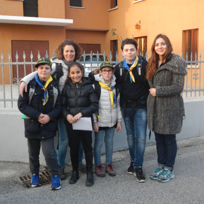 Uno dei gruppi di ragazzi impegnati nella raccolta alimentare
